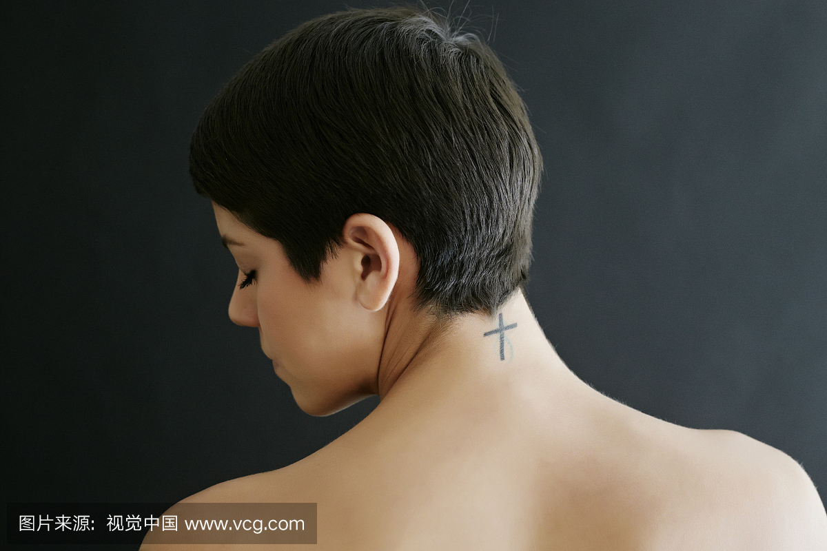 西班牙裔妇女与十字架纹身在脖子上