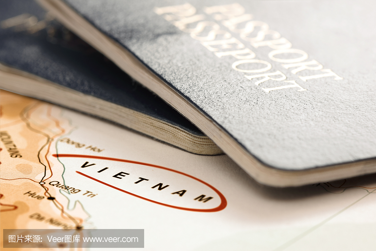 目的地越南。护照在地图上。旅游概念。