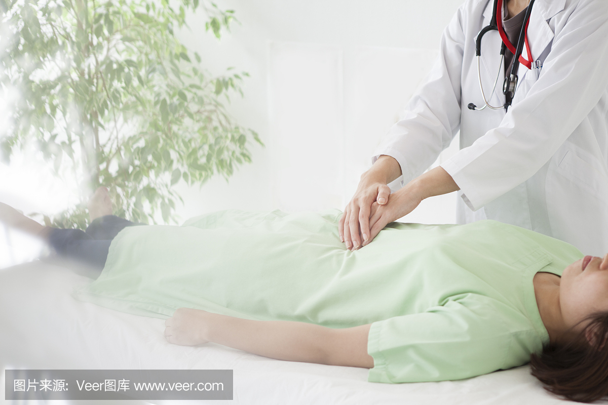 医生触诊缝纫的病人的胃肠道如何用机修躺卧裤边图片