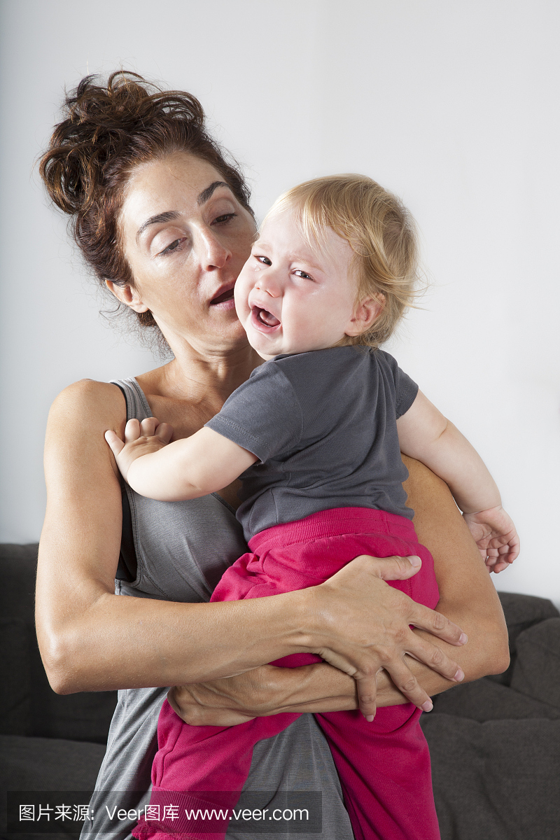 宝贝在妈妈怀里哭泣