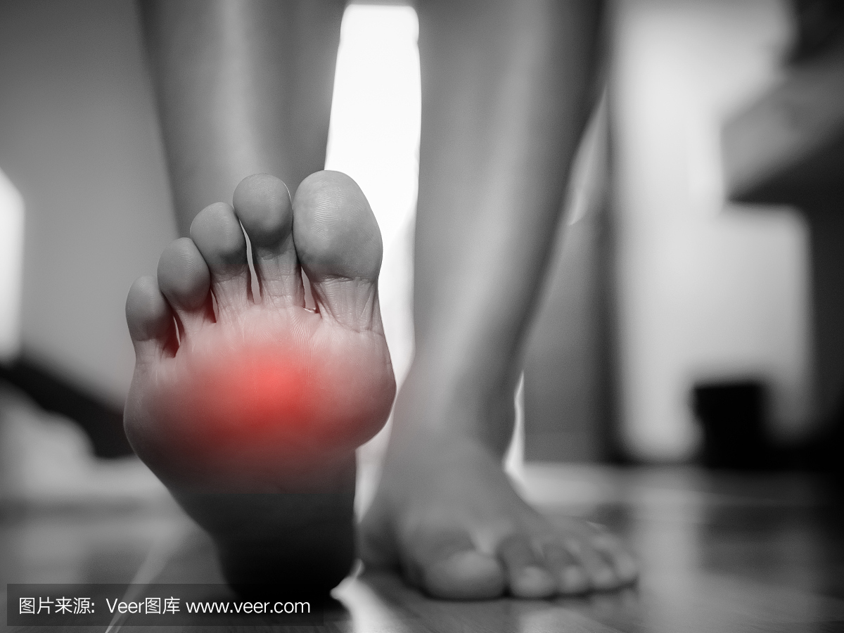 黑色和白色女性足部疼痛,卫生保健的概念。