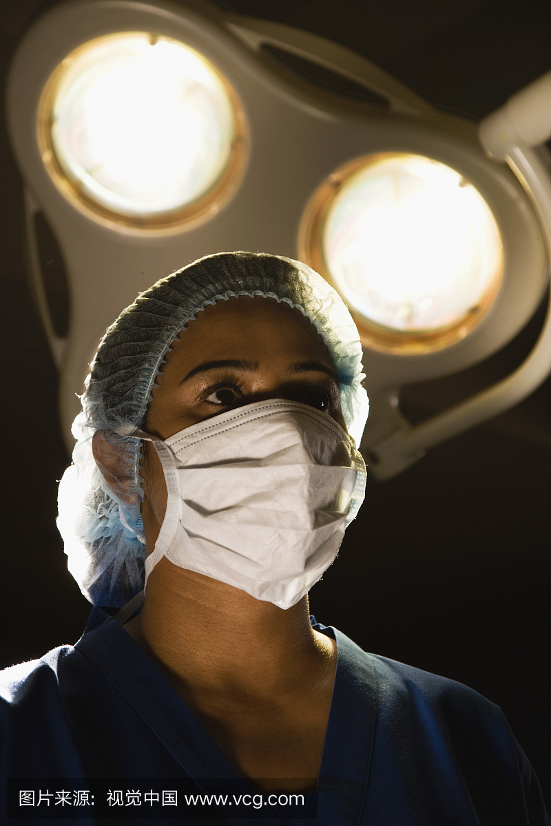 外科医生在外科手术灯前的肖像