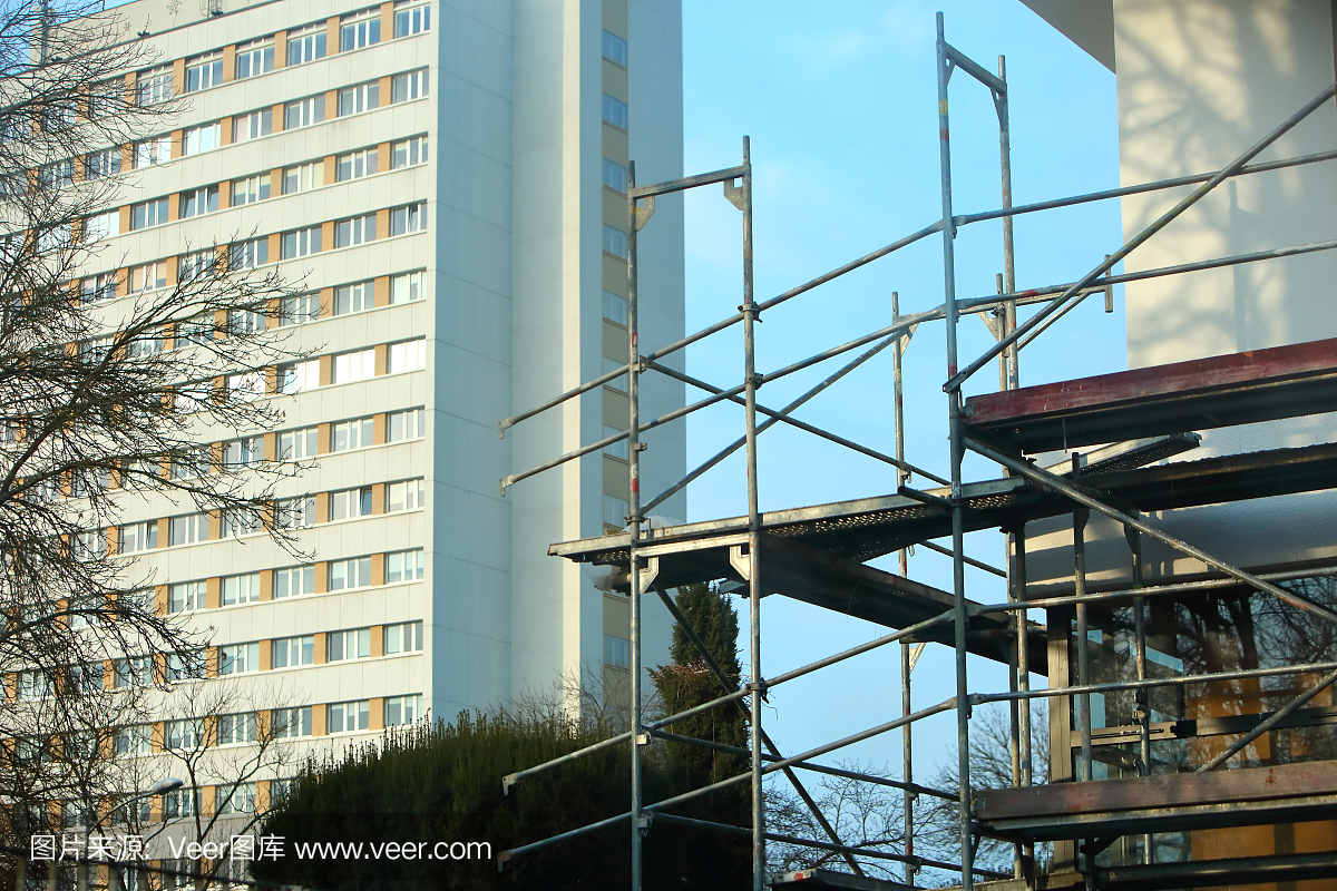 钢框架是在建筑物外部自由工作以修复幕墙绝缘