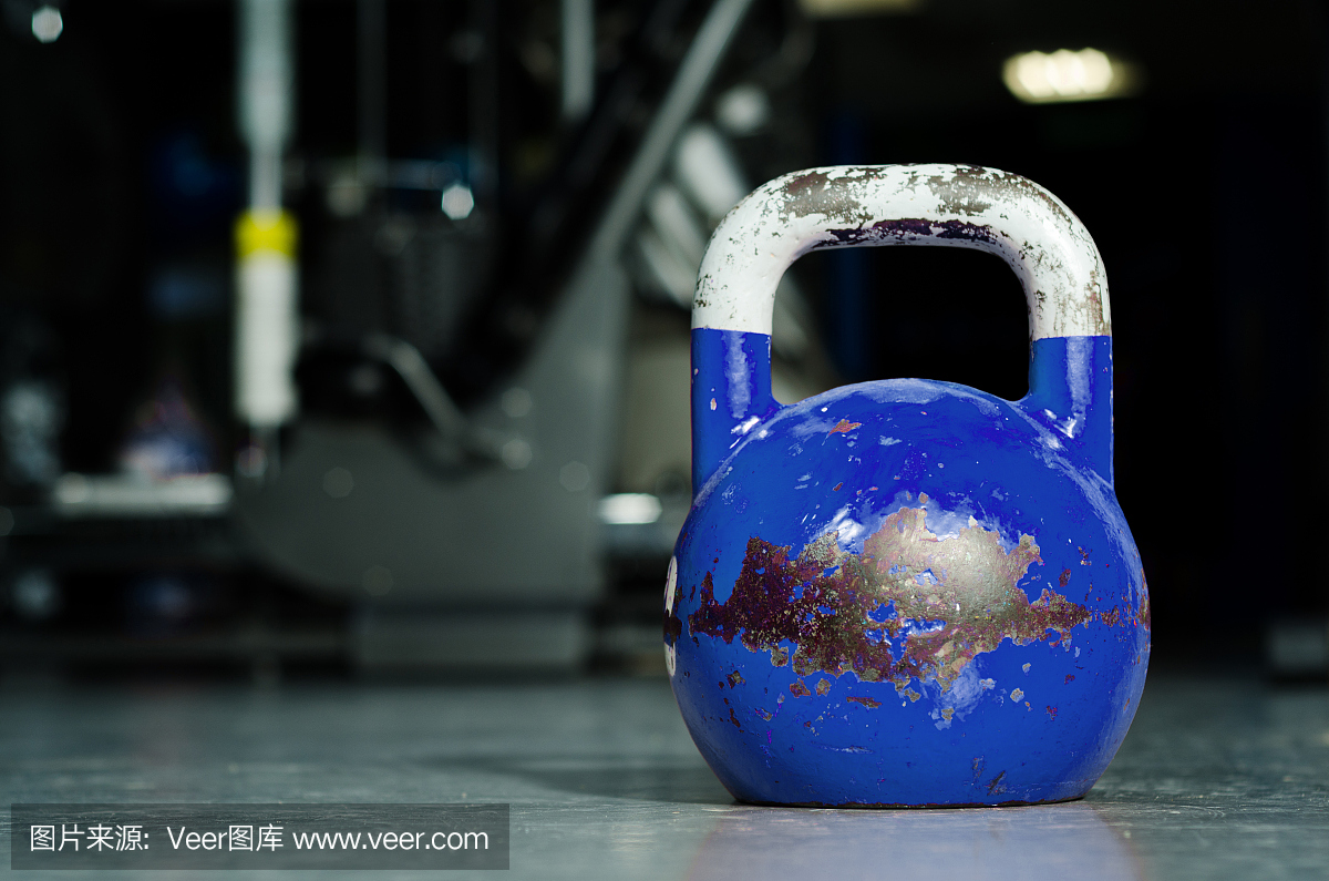 老重用在健身房地板上准备好硬核心力量和条件