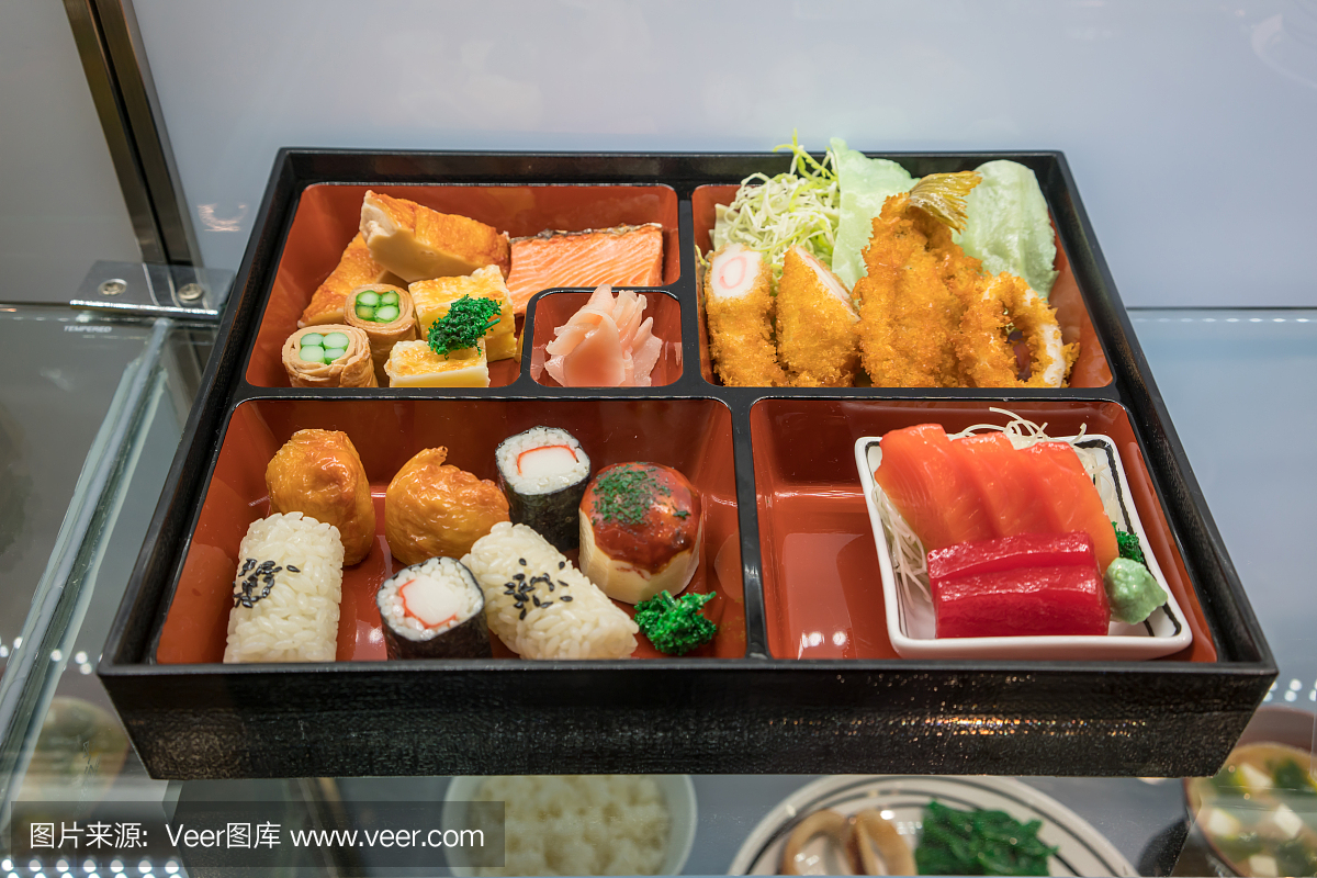 商店介绍用日本便当食品模型的橱柜镜子看。