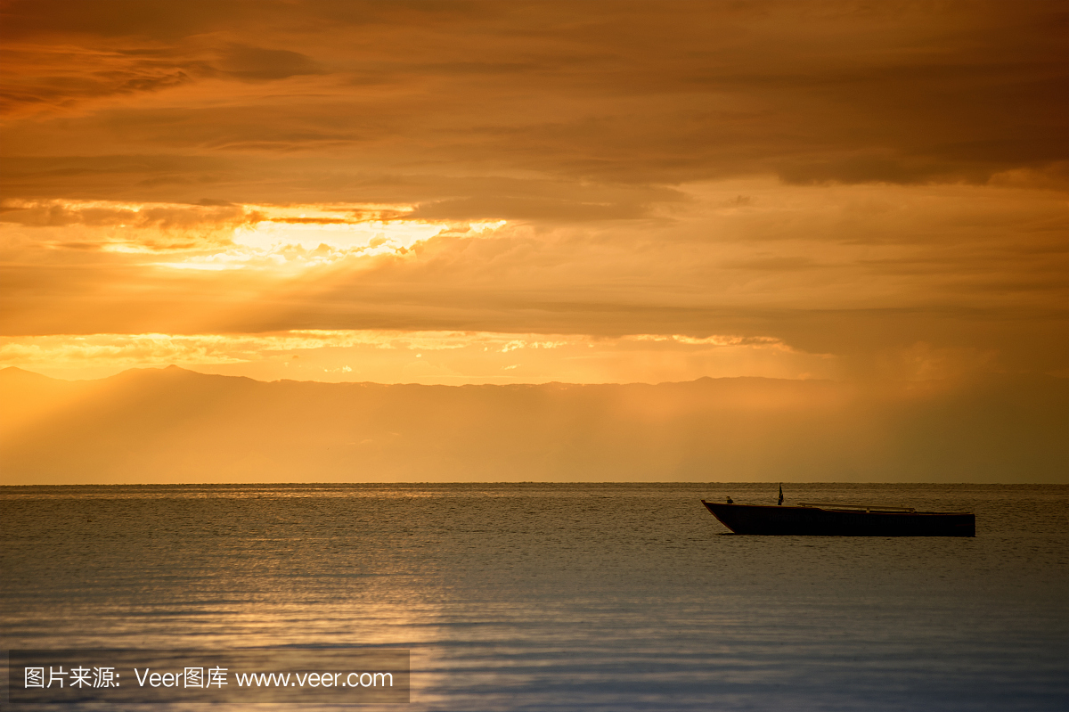 非洲夕阳与典型的木船在坦噶尼喀湖