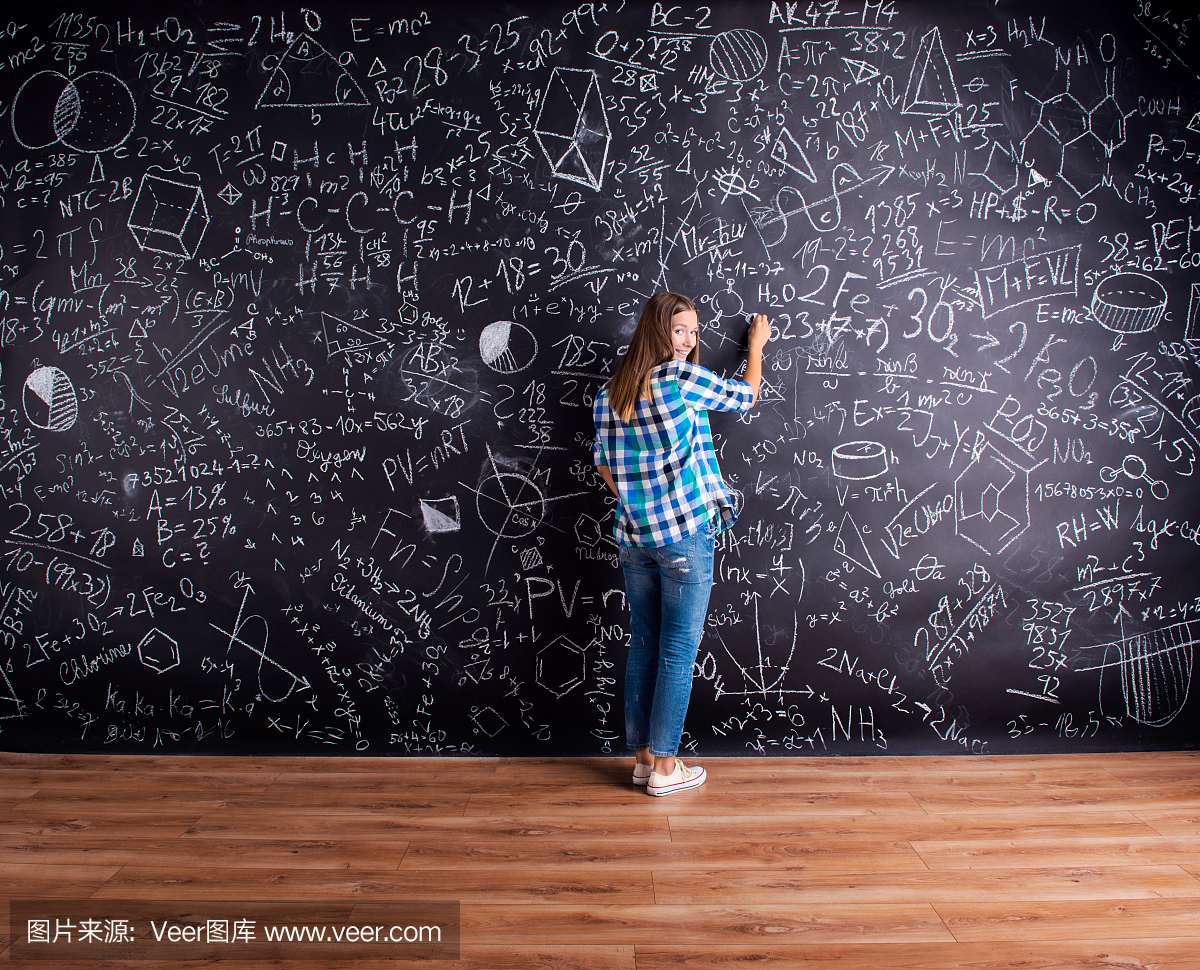 学生在大黑板上写数学符号