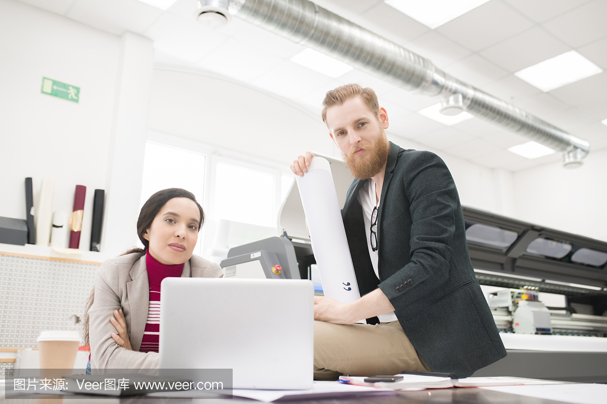 印刷厂的内容自信的工作人员作为团队工作,并