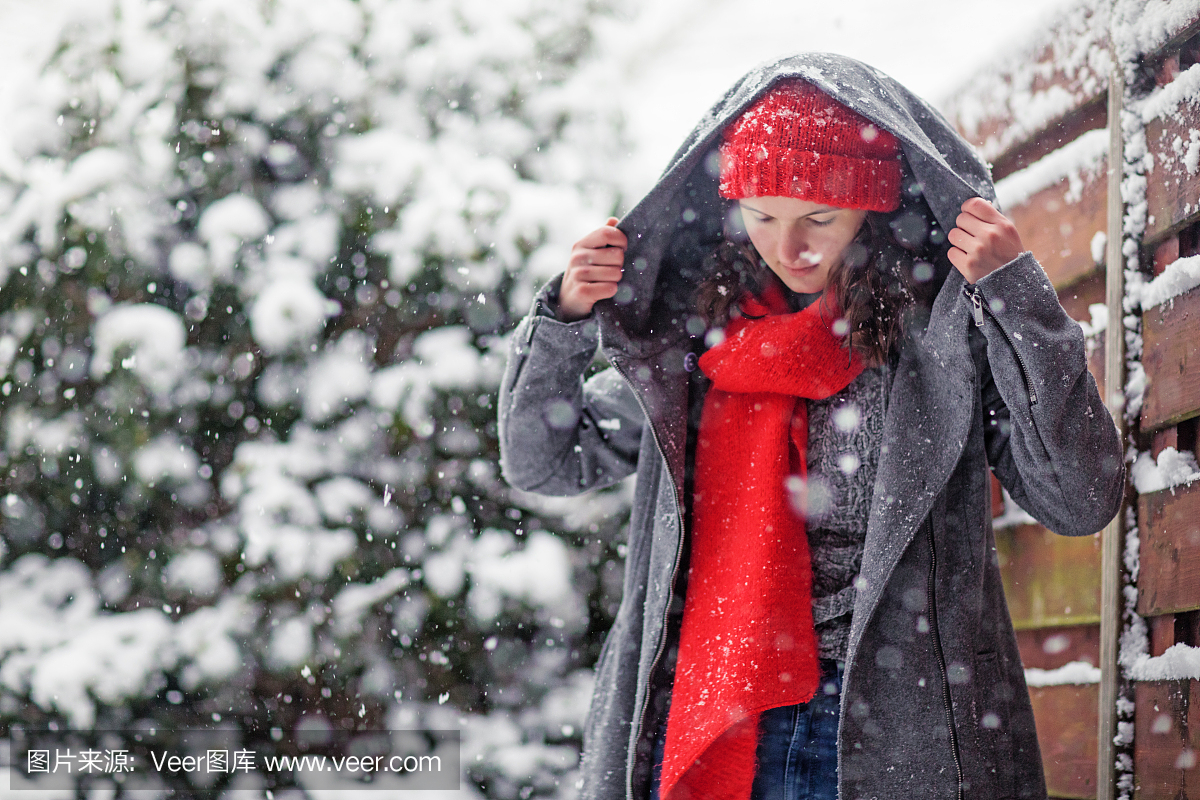 美丽的素材黑发穿外套连帽灰色在户外在多雪的少女女生发型图片