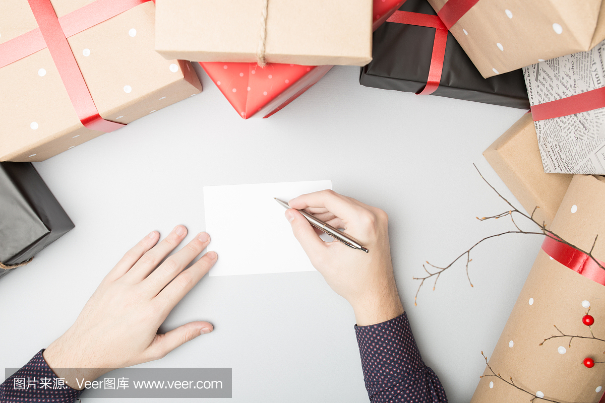 手正在写贺卡