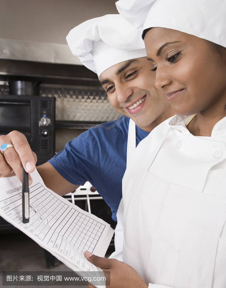 多种族糕点厨师看文书工作