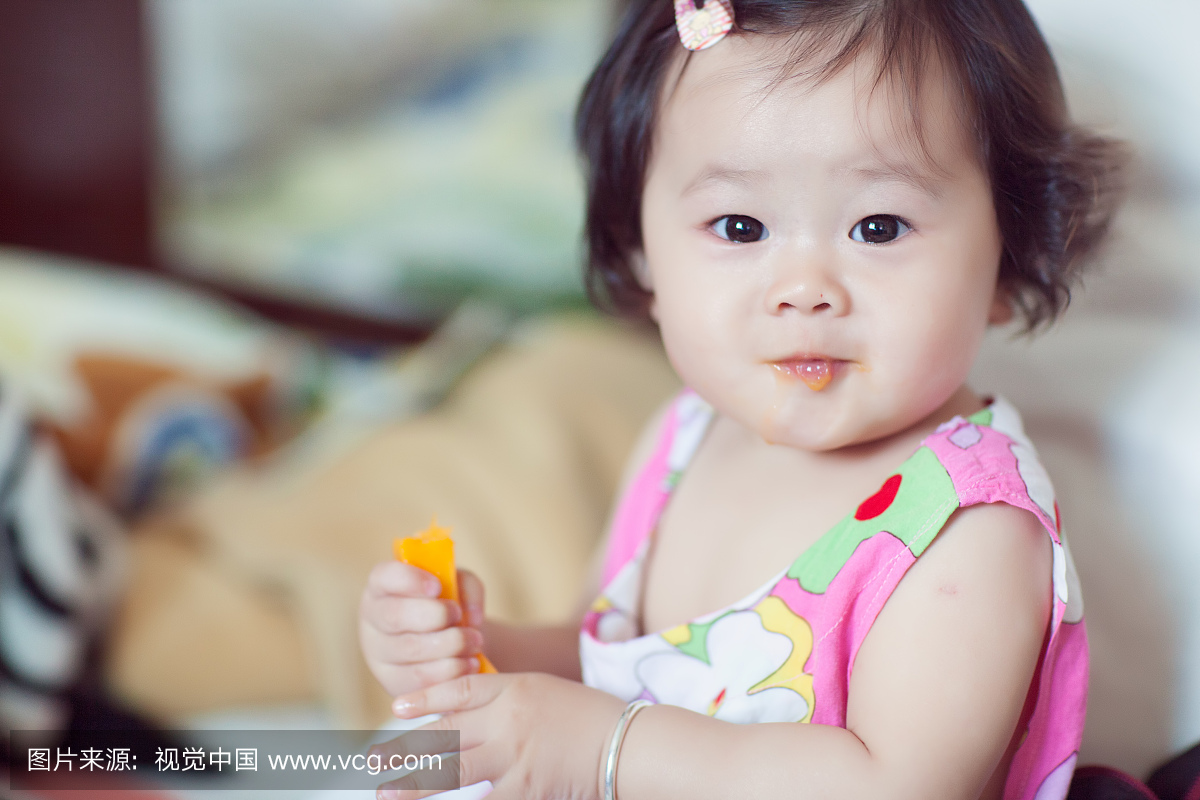 一岁的小孩学会吃木瓜水果