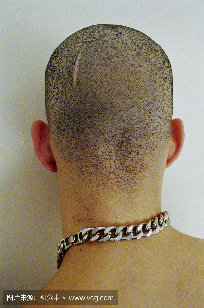 一个年轻人的头巾,背着厚厚的绳链项链,伦敦,1