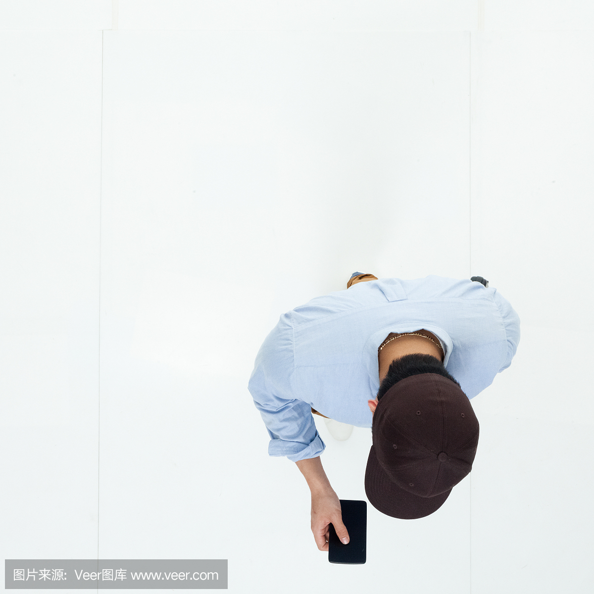 自上而下韩国人使用手机的视图