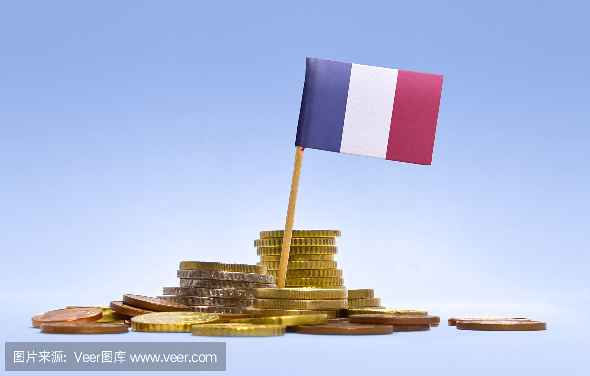 法属圭亚那国旗在一堆硬币(系列)