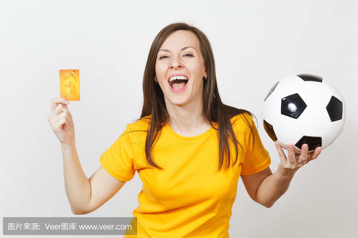 美丽的欧洲年轻快乐的女人,足球迷或球员拿着