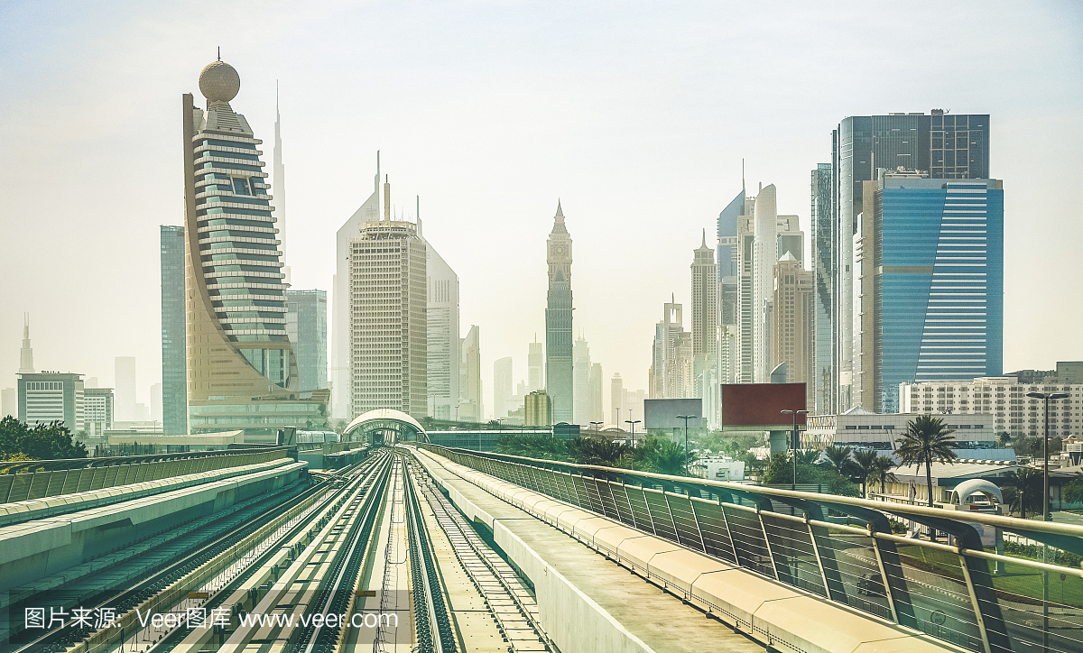 迪拜天际线和市区摩天大楼从单轨平台铁路 - 现