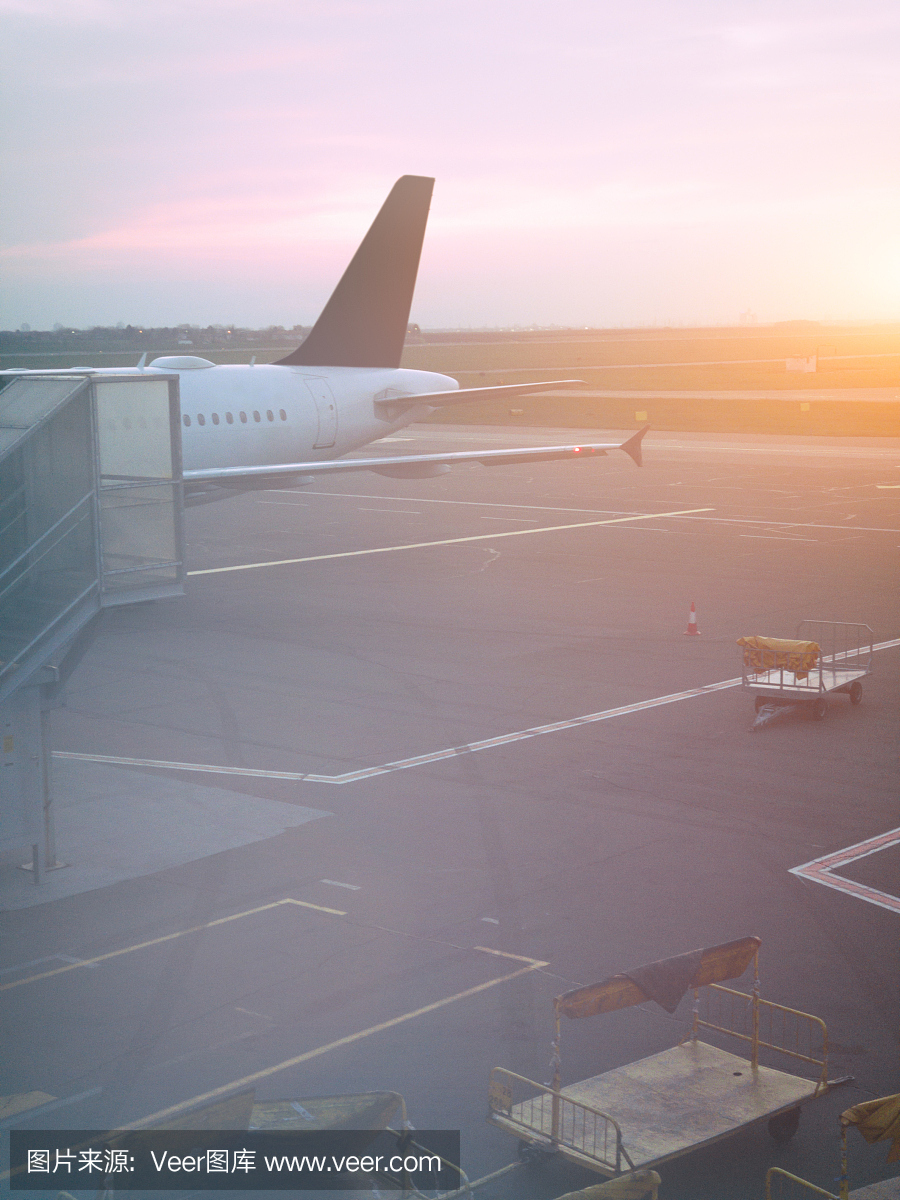 早晨\/晚上在机场停放飞机。