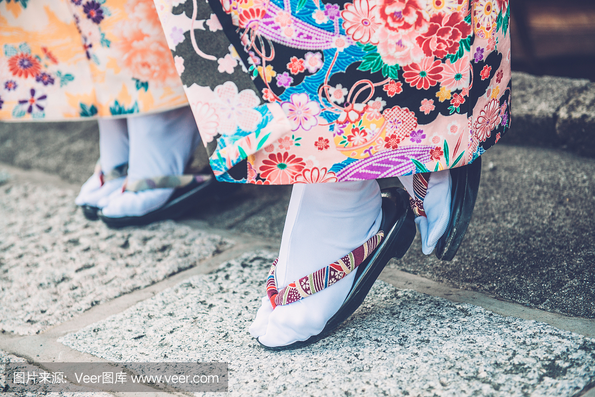 和服的日本妇女穿着塔比和Getas,京都,日本