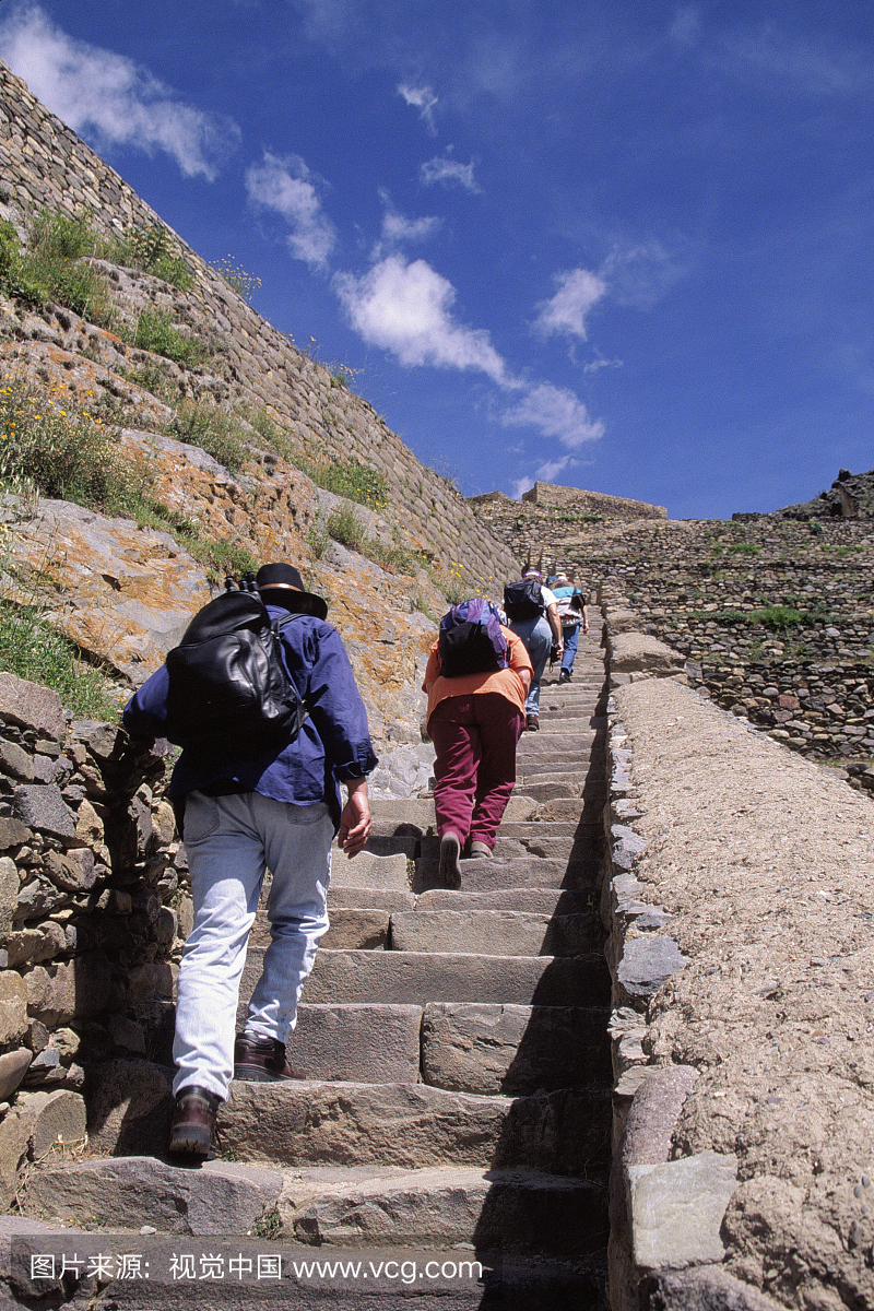 旅游者攀登印度的遗迹,秘鲁