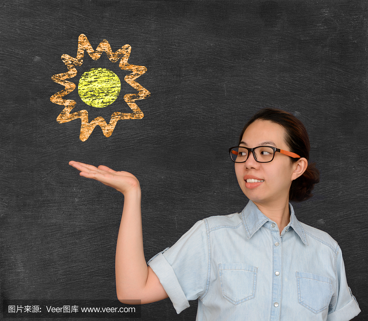 亚洲女子在黑板上显示晴朗的天气预报标志