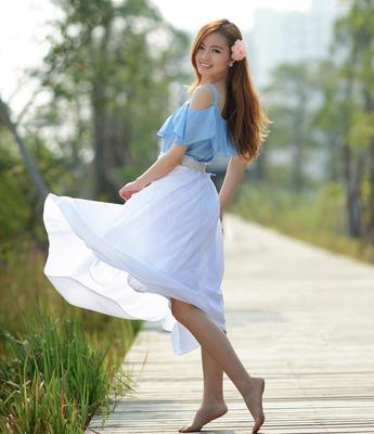 清纯女孩图片壁纸赤脚女孩-清纯_美女图片_爱-69kb