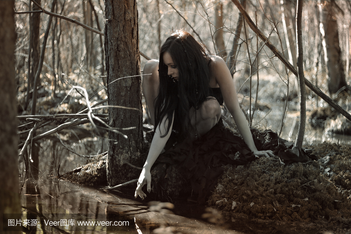 在森林沼泽附近的红色印度女人