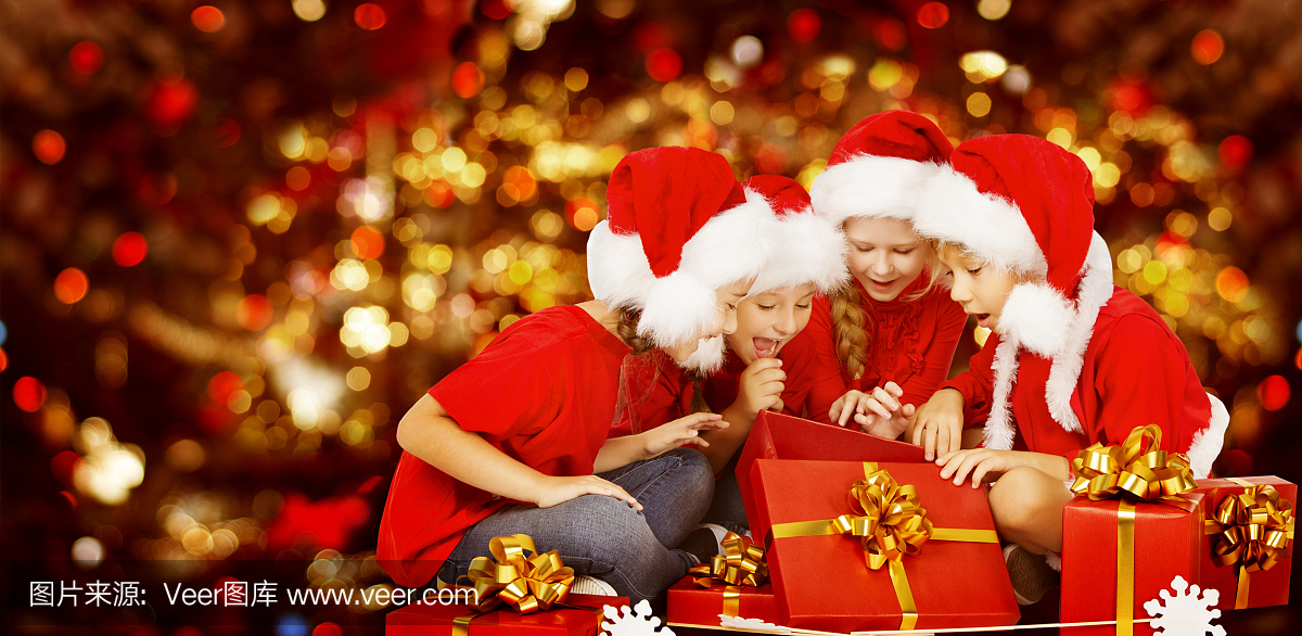 圣诞节孩子们开放礼物盒,圣诞老人帽子里的孩