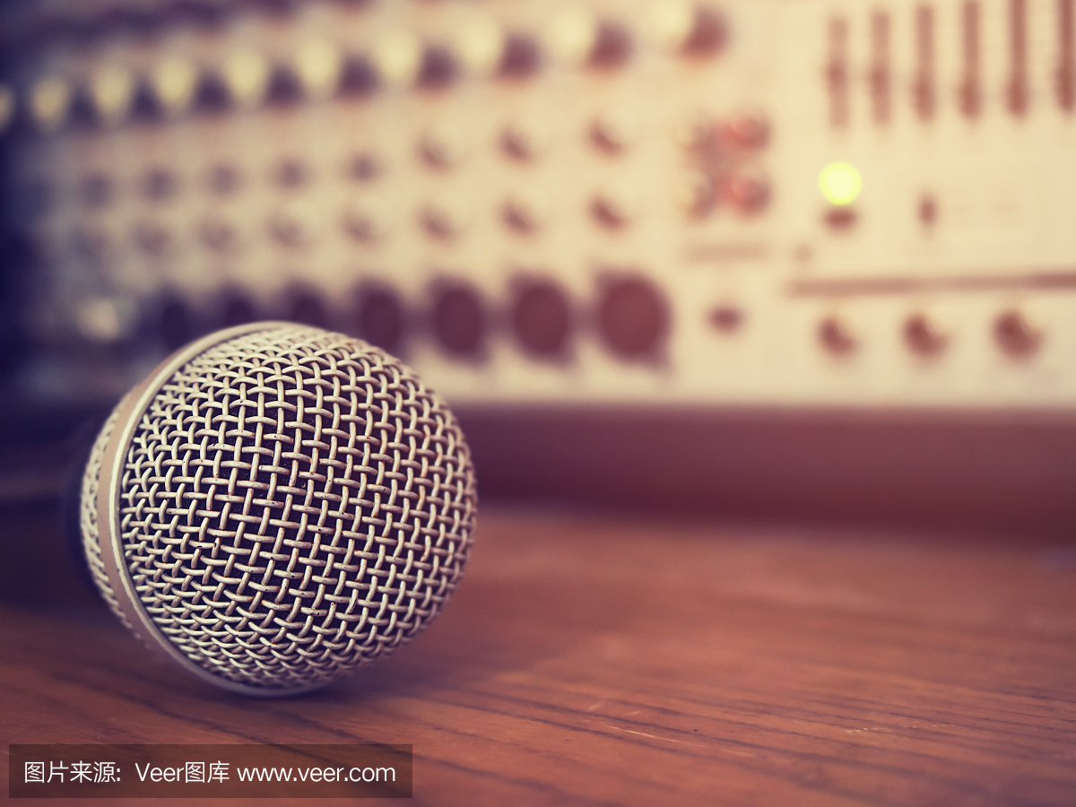 录音棚中麦克风的复古风格照片。