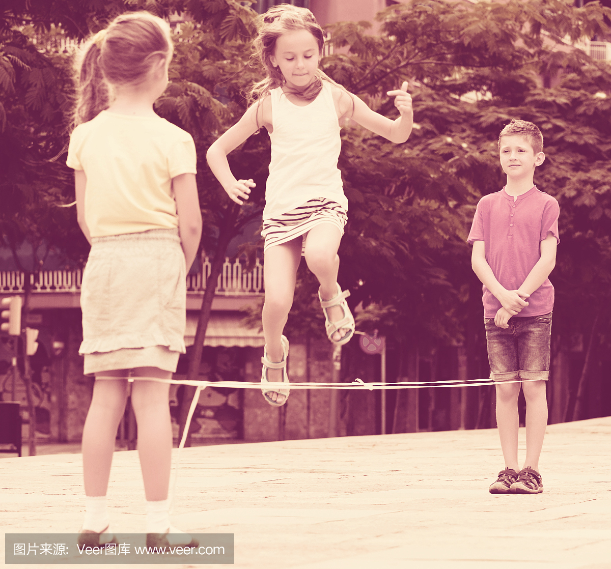孩子在中国绳上跳绳