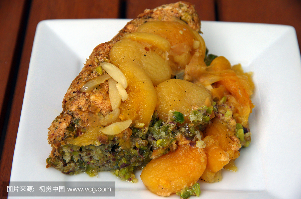 切片开心果蛋白酥皮蛋糕,杏干在上面煮玫瑰水