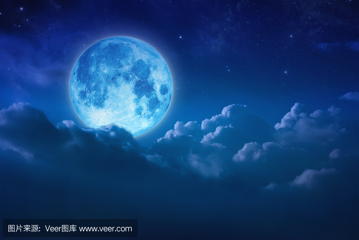 美丽的蓝色月亮背后阴天多云和夜晚的星星。夜