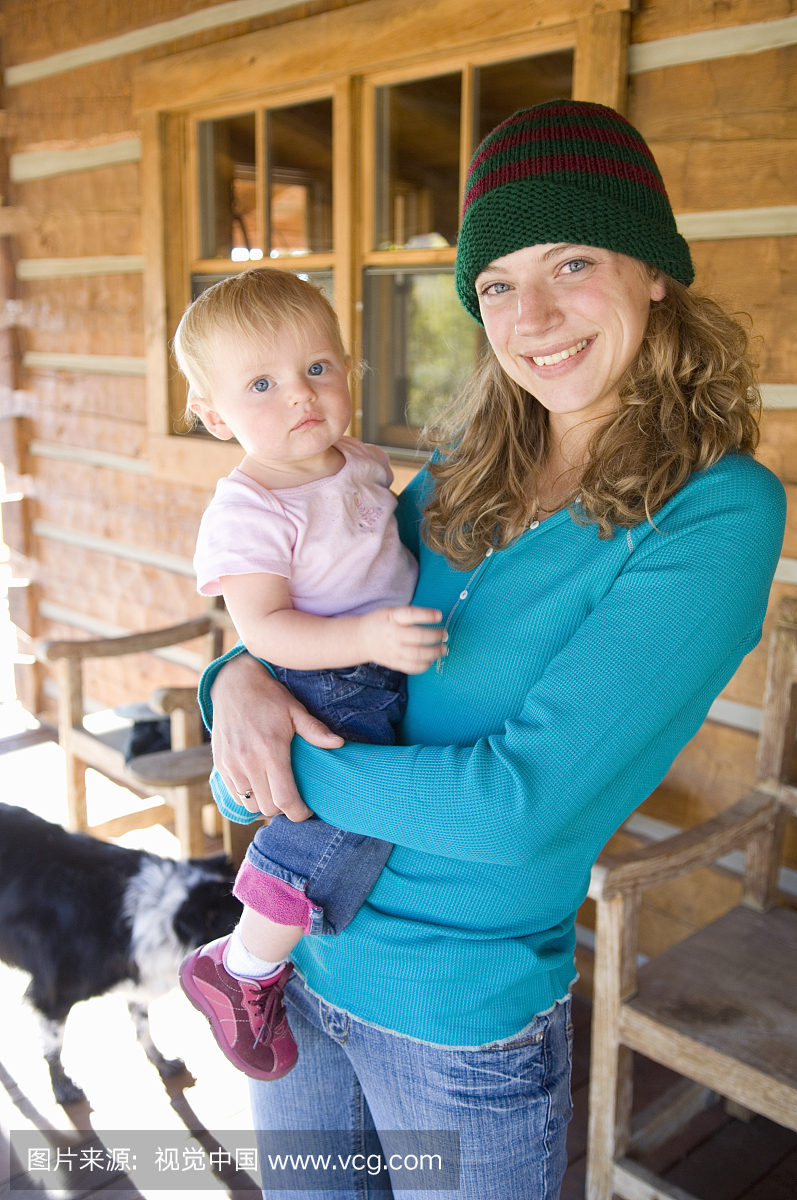 母亲和女儿(2-3个月)在阳台上,微笑,肖像