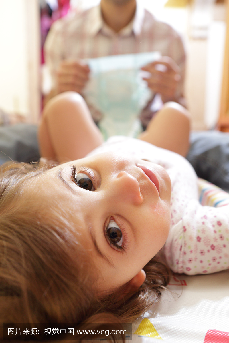 换尿布,更换尿布,换尿片,帮宝宝换尿布