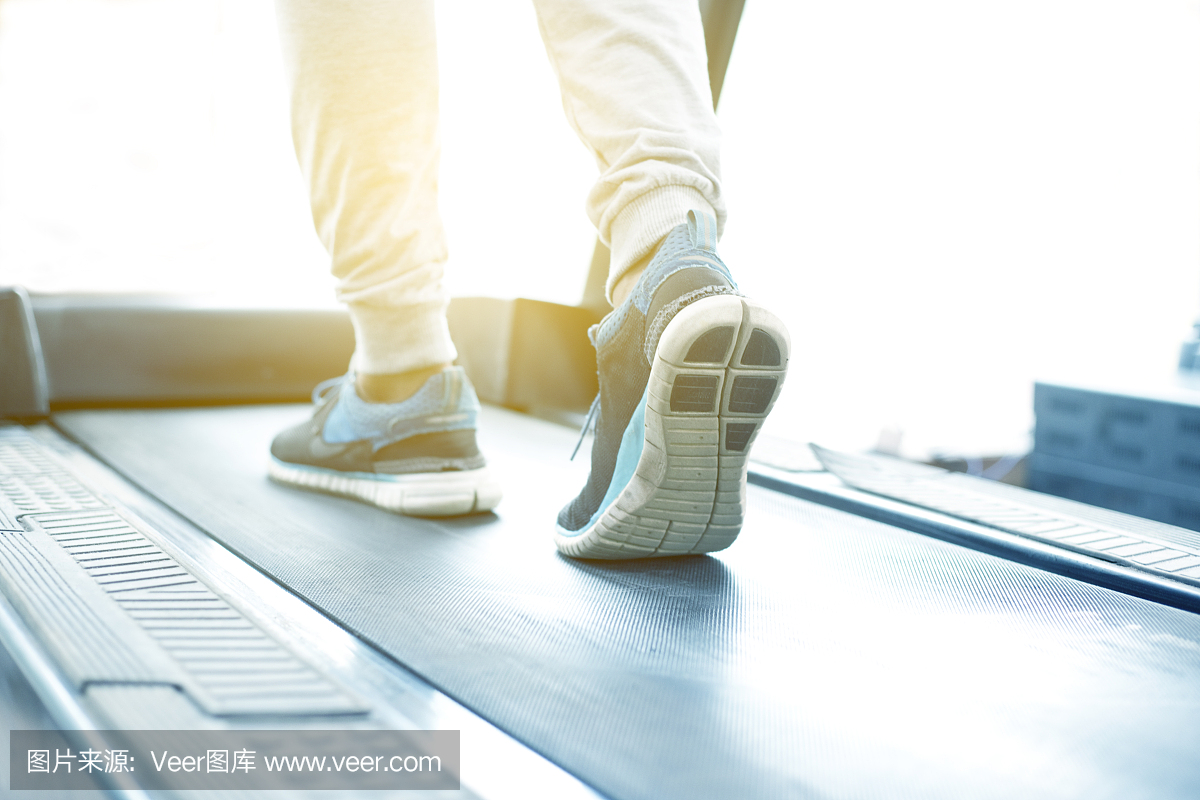 在健身房锻炼的女人