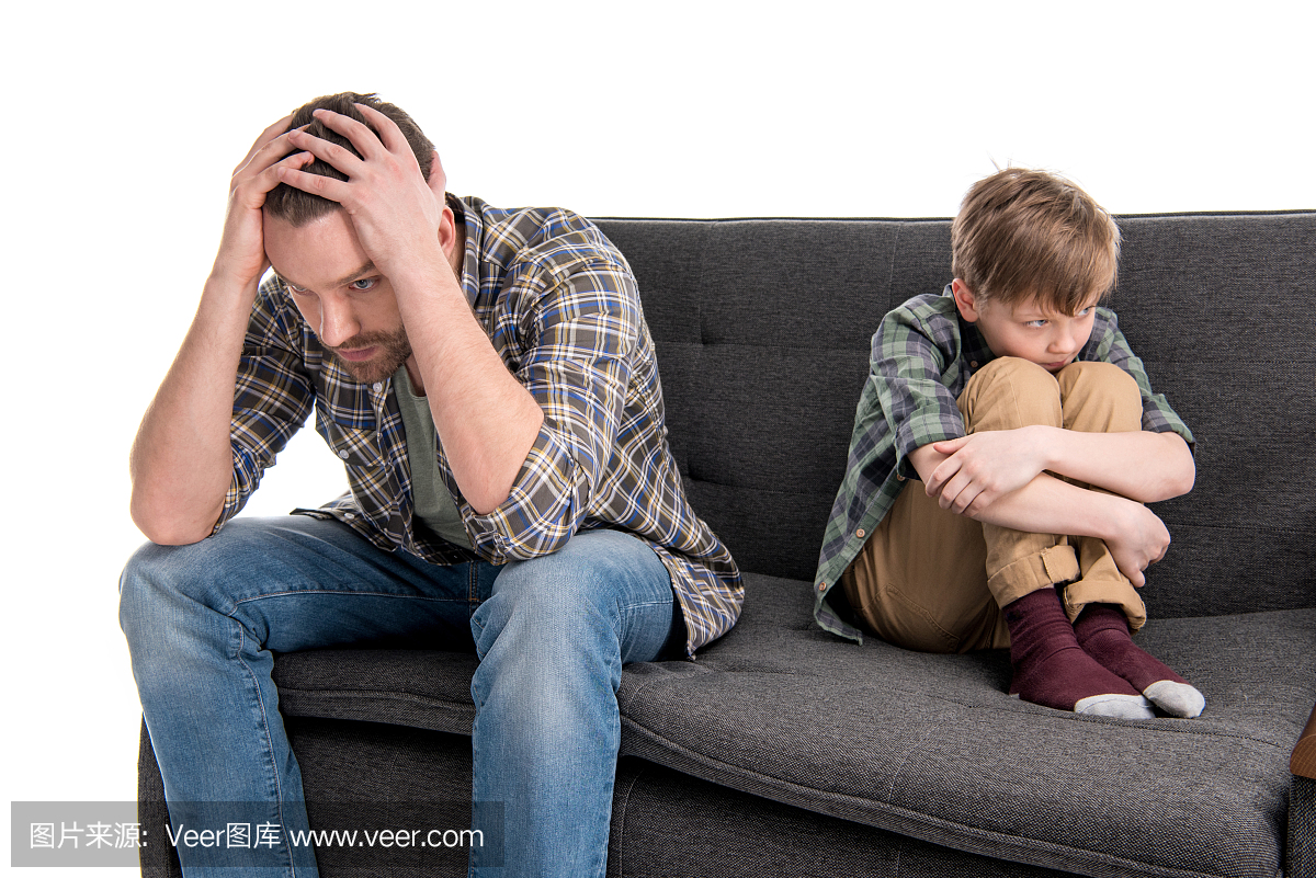 愤怒的父亲和儿子坐在沙发上争吵后,家庭问题