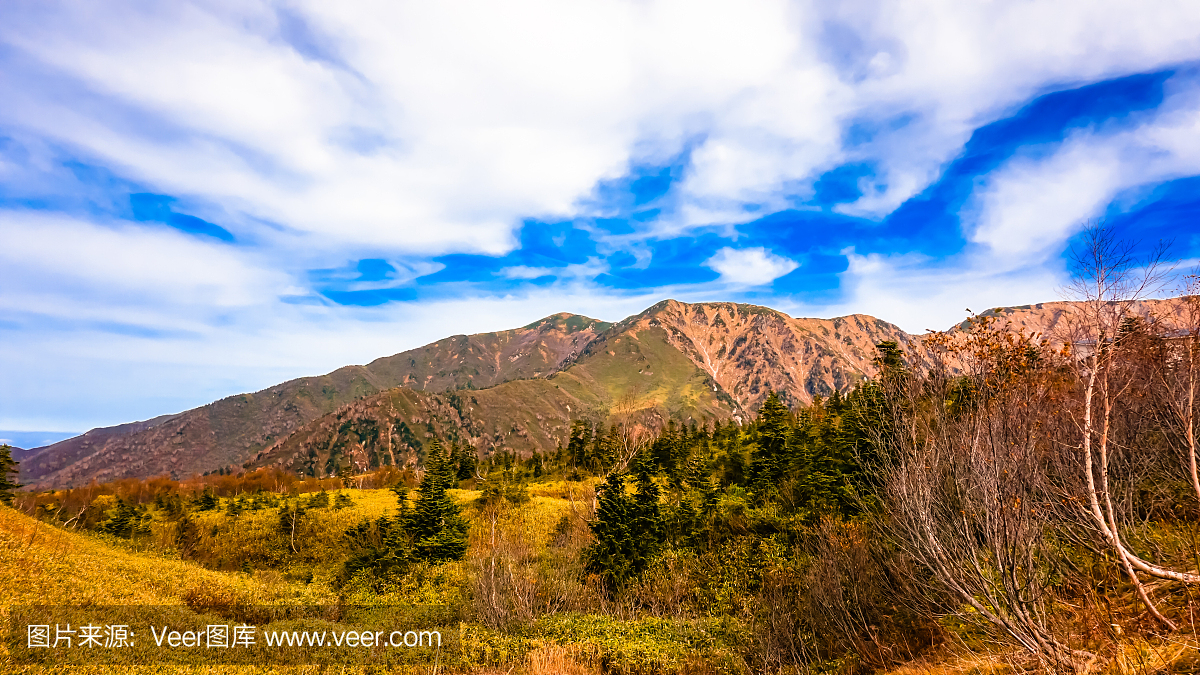 山与蓝天在日本高山路线
