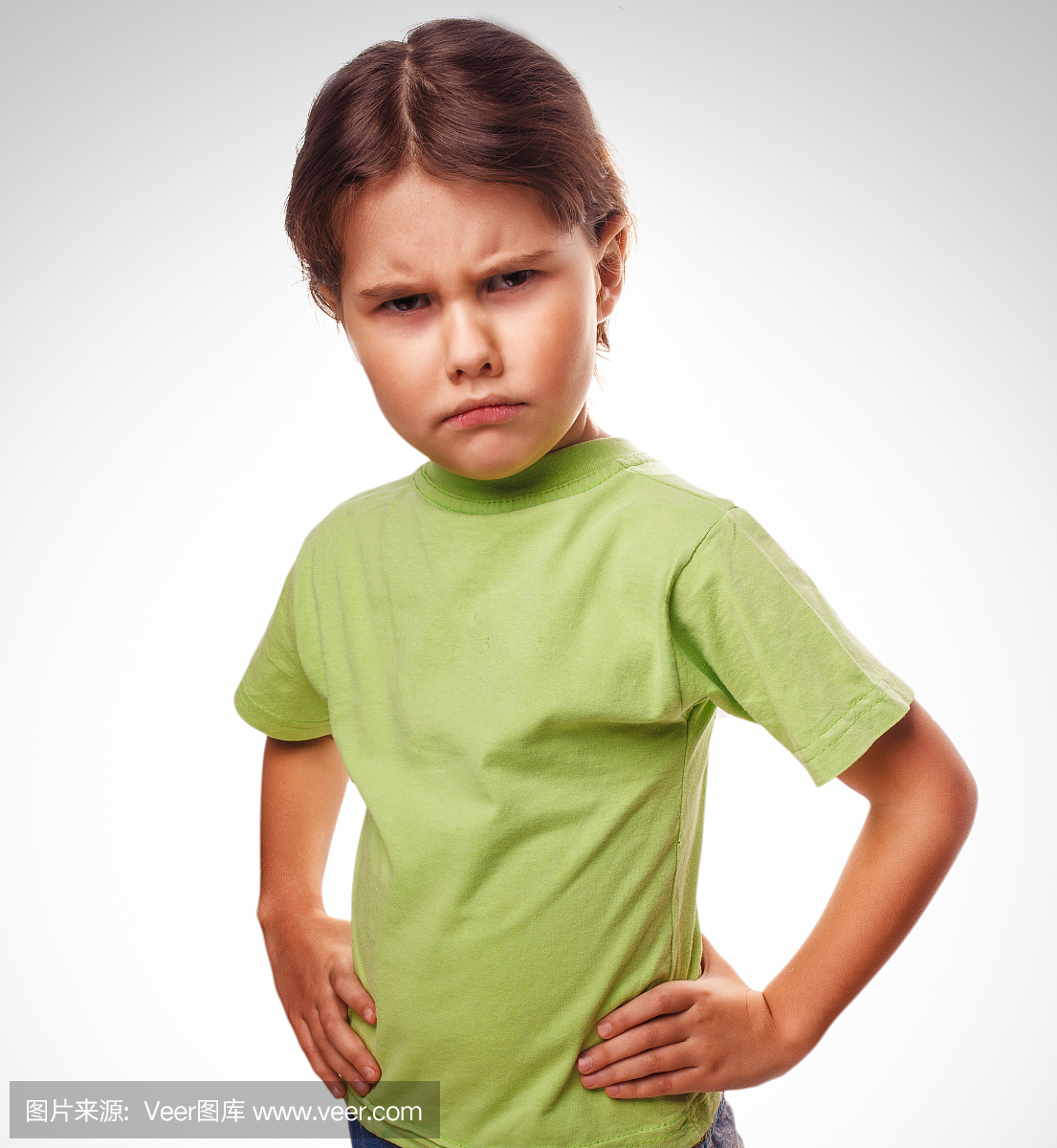 孩子邪恶的愤怒的女孩显示拳头经历愤怒和孤立