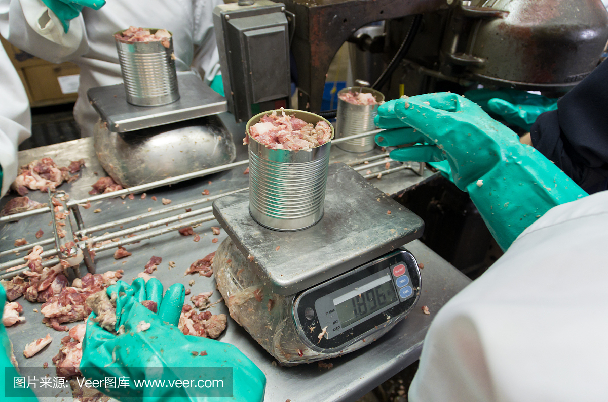手工制作肉罐头生产线。
