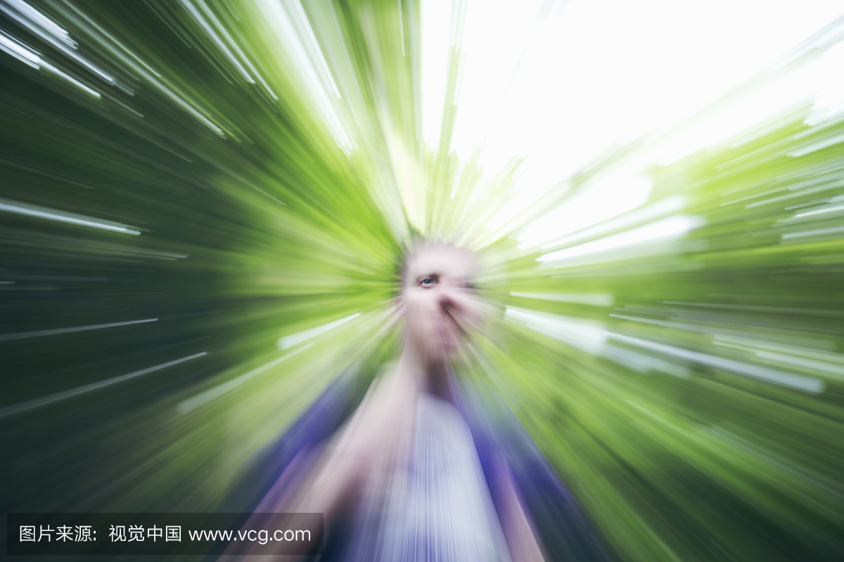 模糊的议案在森林里徒步旅行的高加索人的眼睛