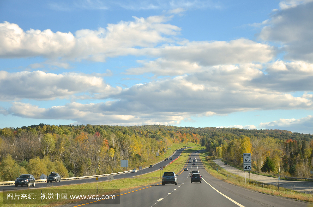 公路在新英格兰在秋天