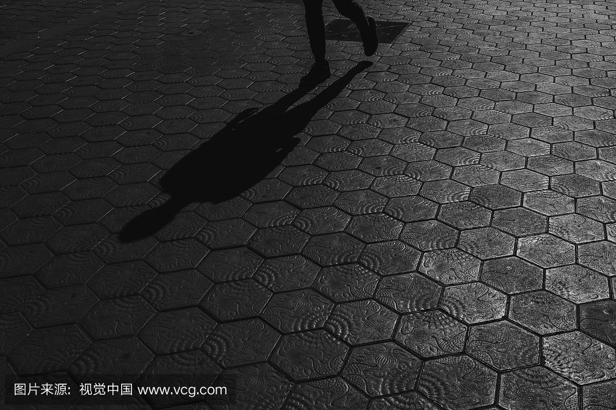 一个人走在街上的阴影