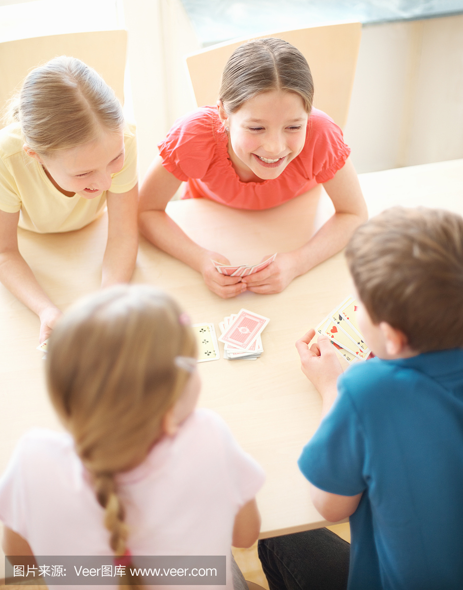 可爱的小孩子一起玩纸牌游戏