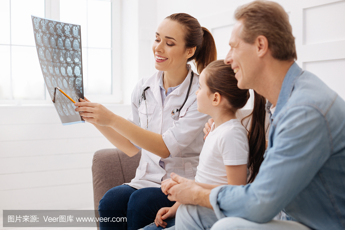 快乐的神经外科医生告诉病人进展情况