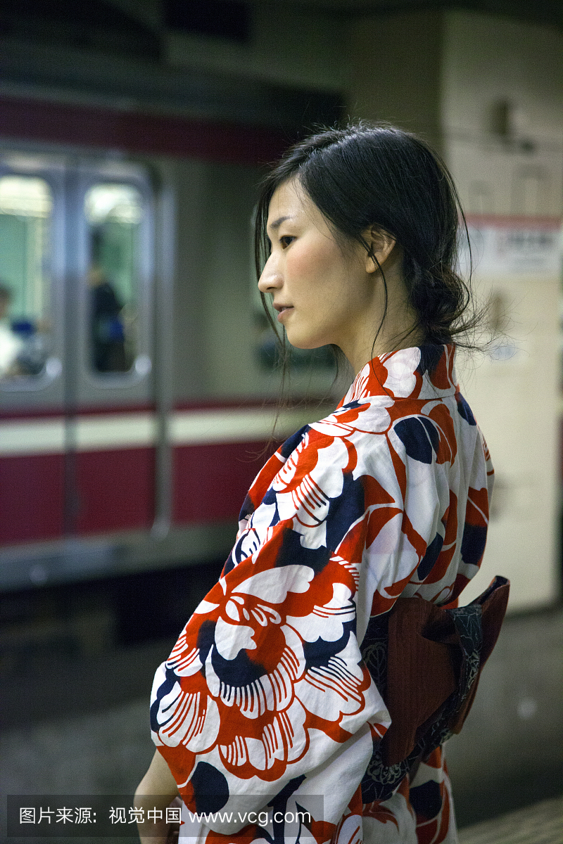 穿和服的日本女子在东京地铁站立。