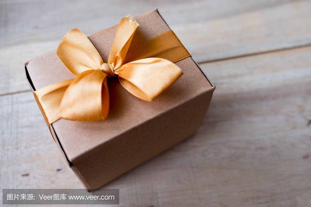 棕色纸包装金色蝴蝶结礼品盒
