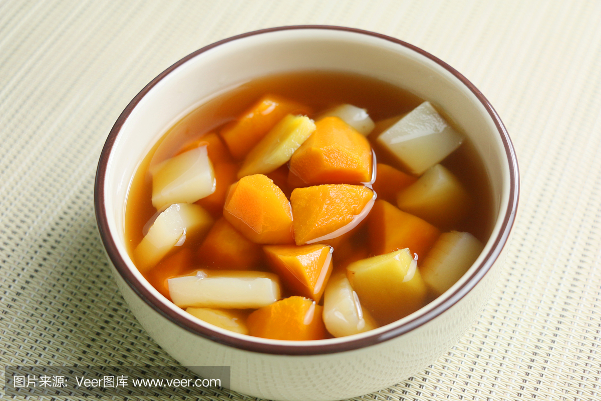 红薯斑马汤在白色碗在鲶鱼生姜鸭嘴餐厅图片