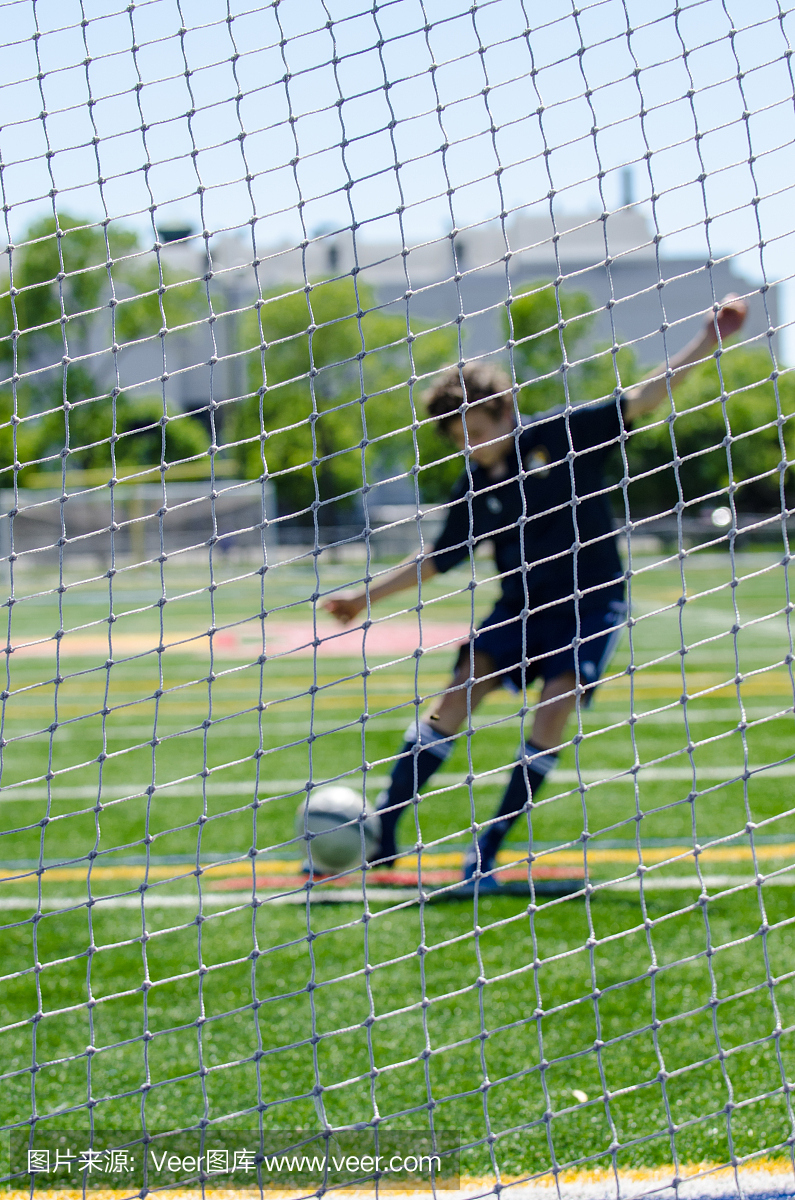 足球运动员踢球进球