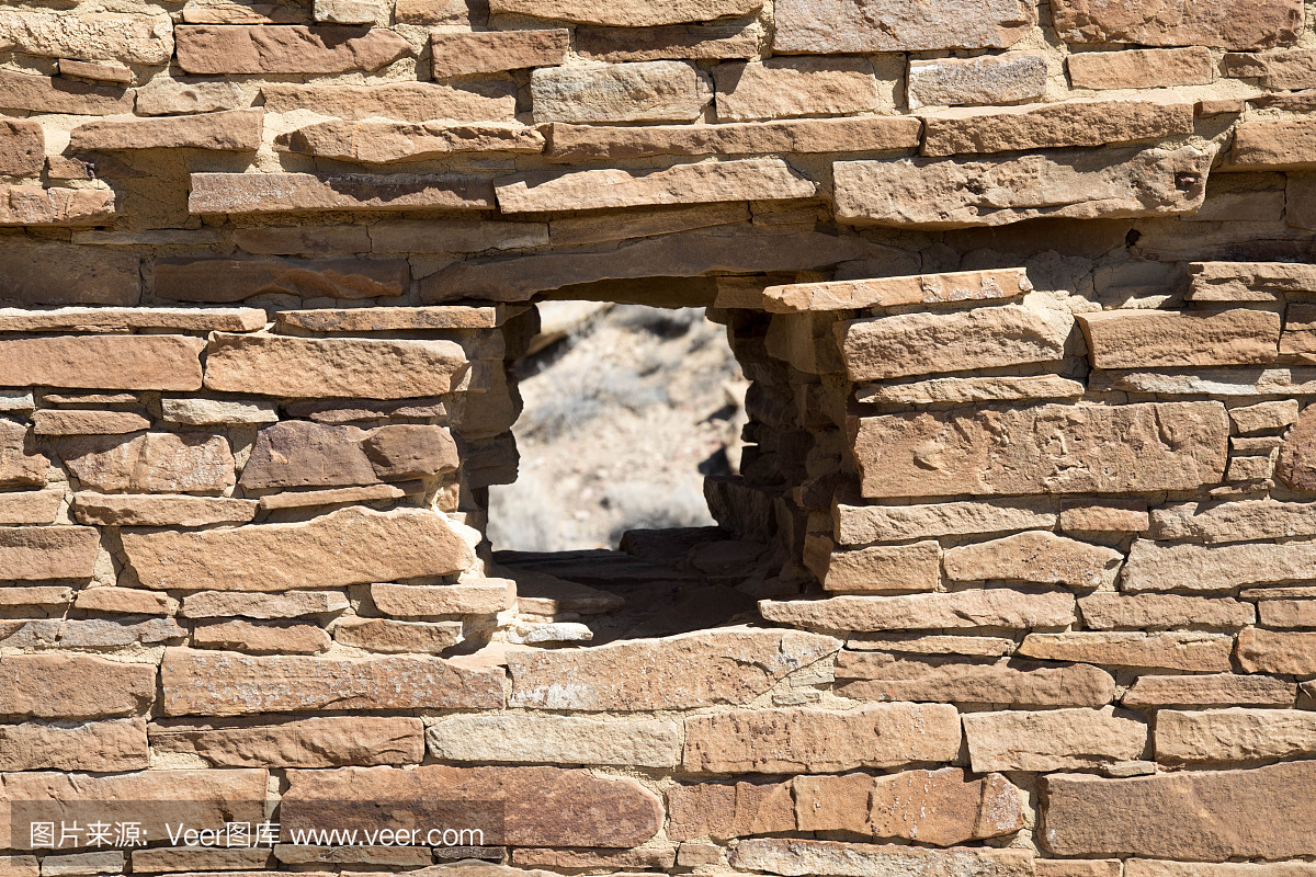 穿过新墨西哥州查科峡谷的古城墙