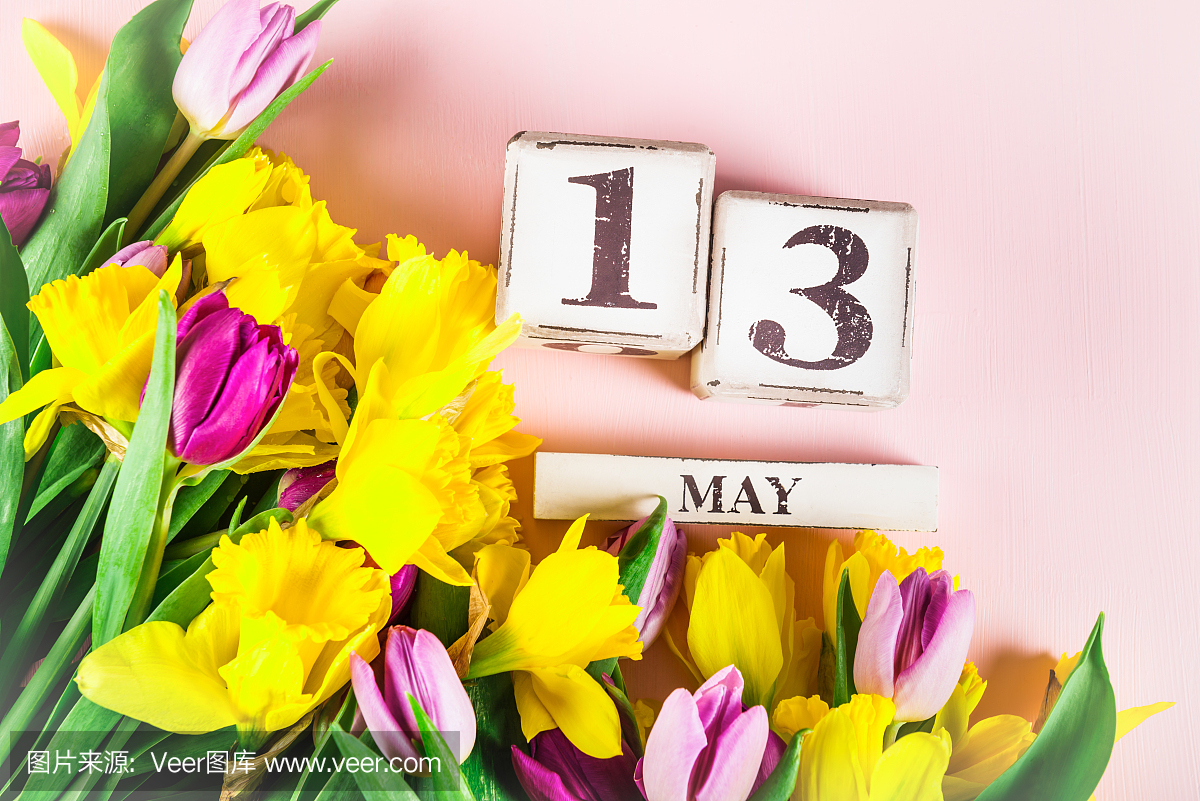 春天的鲜花和木块与母亲节日期,5月13日,